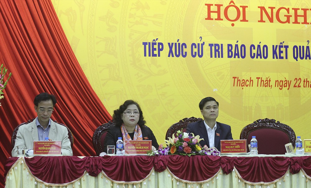 Các ĐBQH thành phố Hà Nội tiếp xúc cử tri tại huyện Thạch Thất. Ảnh Trần Vương