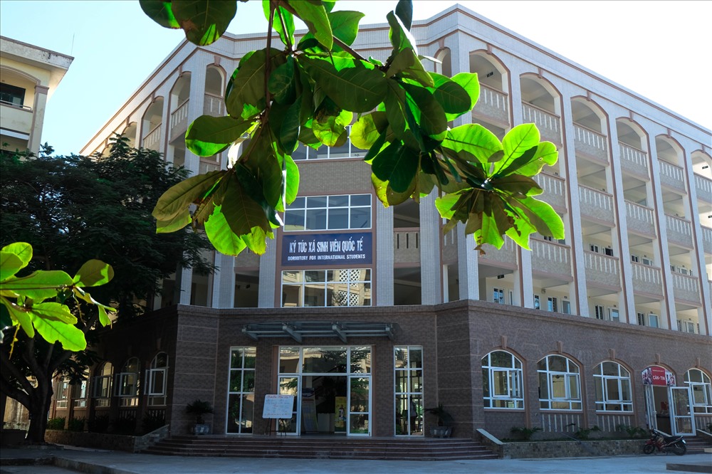 Công trình Ký túc xá sinh viên quốc tế tại Trường Đại học Kinh tế - Đại học Đà Nẵng ược đầu tư với số vốn hơn 30 tỉ đồng từ nguồn vốn ngân sách của Chính phủ Việt Nam và Chính phủ Lào. Được khởi công từ tháng 12.2016 đến tháng 8.2018 công trình đã hoàn thành và đưa vào khai thác, sử dụng.
