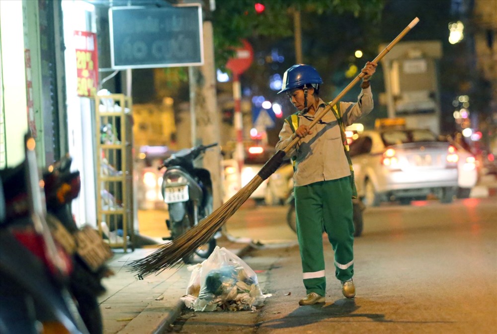 Công nhân Công ty Môi trường đô thị đang thu gom rác trên đường phố Sài Gòn. Ảnh: H.H