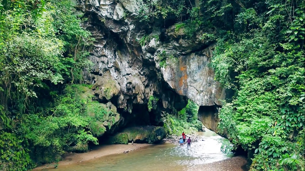 “Cổng trời Đông Giang” thuộc địa bàn 2 xã Mà Cooih và Kà Dăng (huyện Đông Giang).