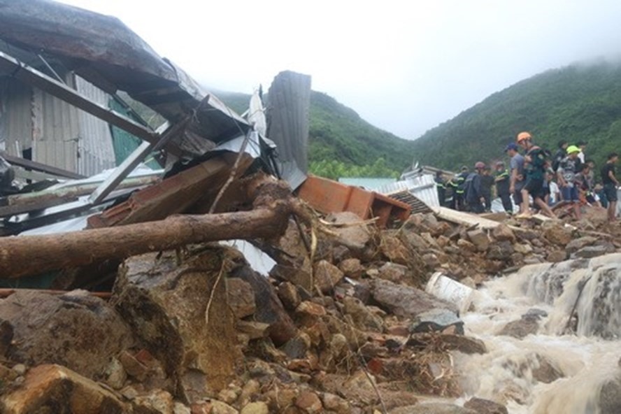 Sạt lở kinh hoàng tại Nha Trang do ảnh hưởng hoàn lưu bão số 8 vừa qua Ảnh: P.L