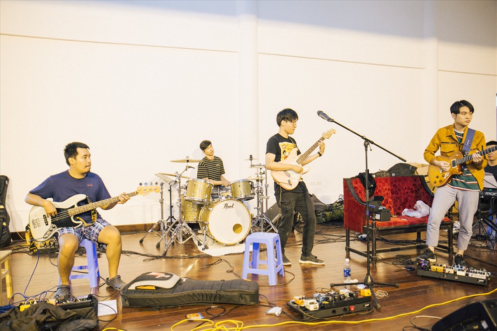 Nhóm nhạc Ngọt háo hức với buổi tập luyện trước đêm diễn. Ảnh: Việt Đức. 