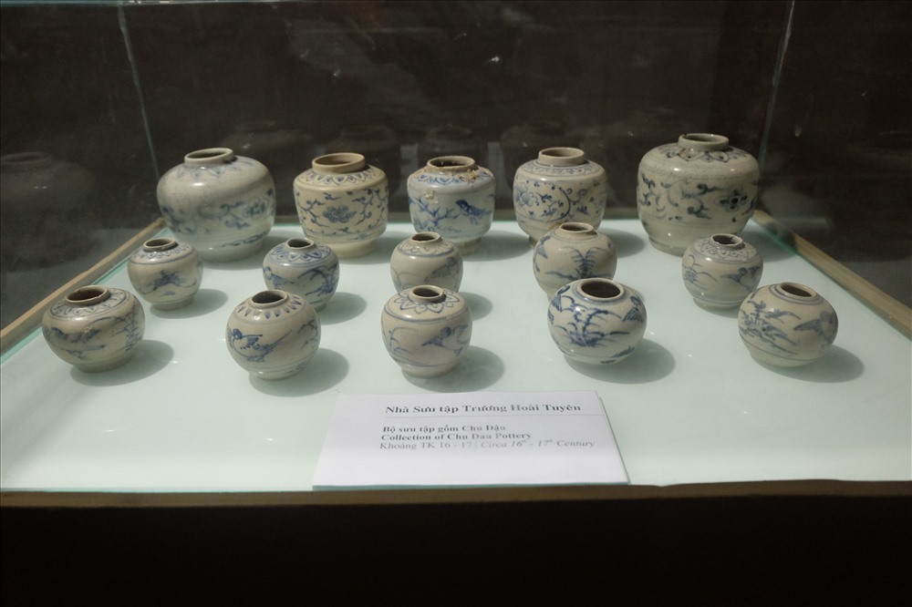 Hầu hết các hiện vật tham gia triển lãm được sưu tầm trên dải đất miền Trung và miền Nam, Việt Nam từ giai đoạn Chăm-pa đến khoảng cuối thế kỷ XIX. Trong ảnh là bộ sưu tập gốm Chu Đậu khoảng thế kỷ 16 -17 của nhà sưu tập Trương Hoài Tuyên.