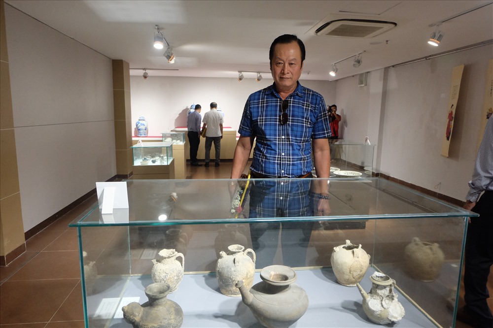 Nhà sưu tầm Nguyễn Đình Bằng bên bộ sưu tập của mình hiến tặng cho Bảo tàng mỹ thuật Đà Nẵng.