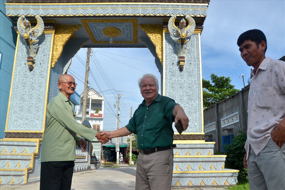 TS Nguyễn Văn Khải vào tận phum, sóc tư vấn “năng lượng xanh” cho bà con Khmer xã Vĩnh Trung. Ảnh: Lục Tùng