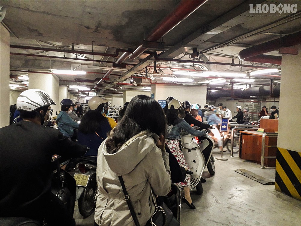Lượng người đổ về quá đông, hầm gửi xe của nhiều trung tâm thương mại trở nên ùn tắc.