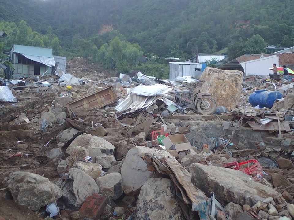 Hiện trường vụ sạt lở núi khiến 7 người chết ở xóm Núi, thôn Thành Phát, xã Phước Đồng, Nha Trang. Ảnh: PV
