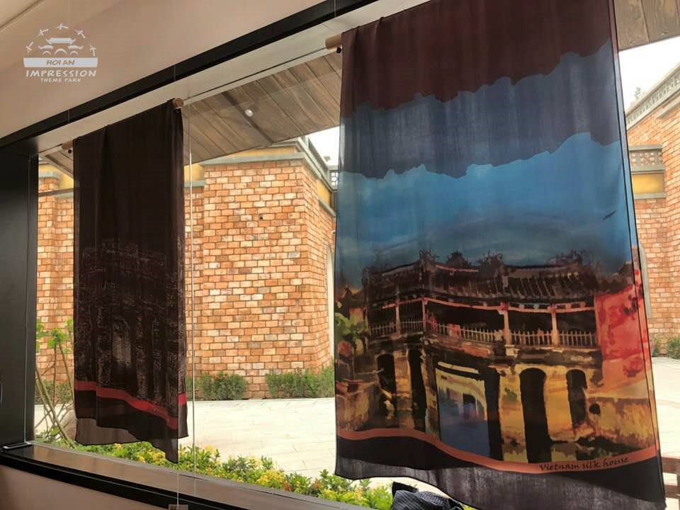 Silk House Vietnam còn là không gian trưng bày có thể làm sống lại “con đường tơ lụa” năm xưa với những sản phẩm cao cấp, 100% tơ lụa nguyên chất được hỗ trợ bởi công nghệ tiến tiến nhất để đáp ứng nhu cầu xuất khẩu đến bất kỳ thị trường khó tính nào trên thế giới…