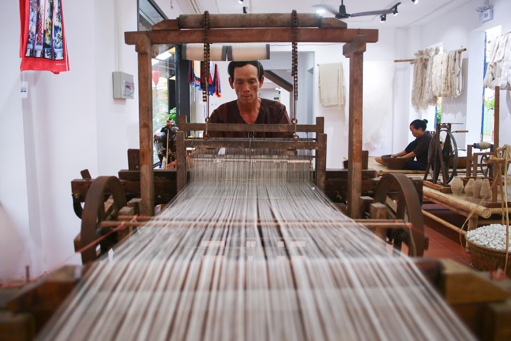 Dệt lụa theo công nghệ cổ truyền của người Mã Châu ở Vietnam Silk House 