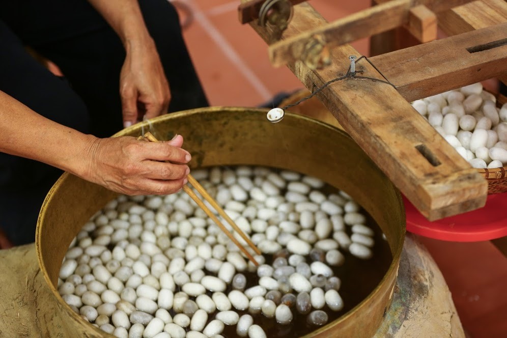 Quy trình ươm tơ của làng lụa Mã Châu trong “Silk House Vietnam”