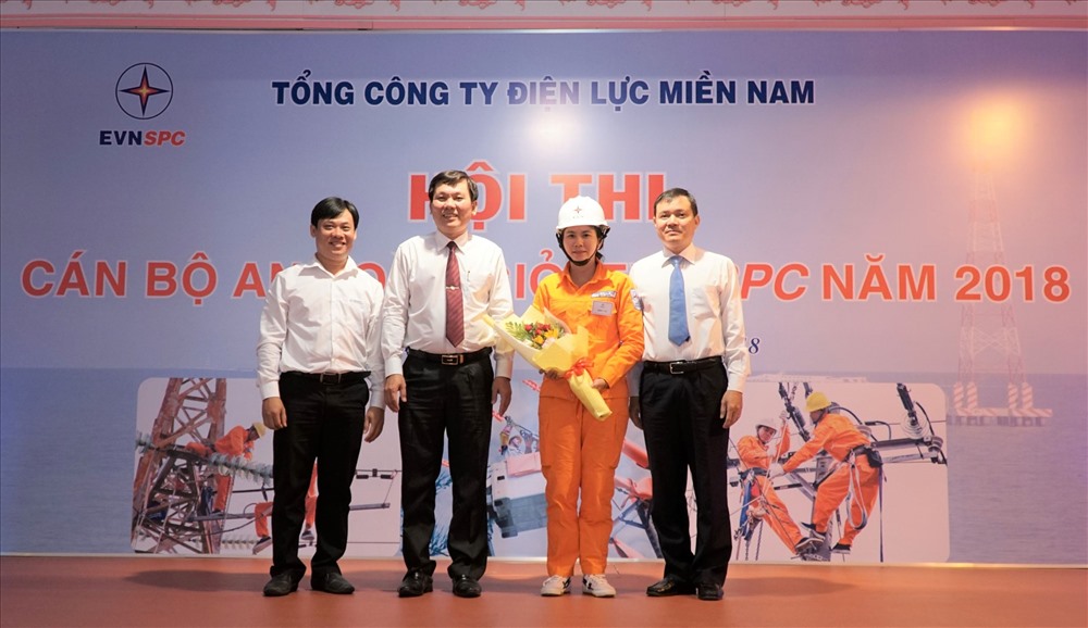 Ông Lâm Xuân Tuấn (thứ hai, trái qua) và Chủ tịch Công đoàn TCty Điện lực Miền Nam Lê Xuân Thái (phải ảnh) chúc mừng thí sinh nữ tham gia hội thi