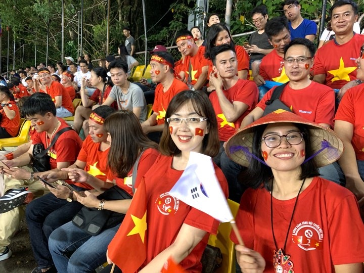 Những cổ động viện xinh đẹp di chuyển sang Philippines để cổ vũ ĐT Việt Nam. Một số CĐV còn cầm cờ Hàn Quốc để tiếp thêm động lực cho HLV Park Hang-seo và ban huấn luyện.