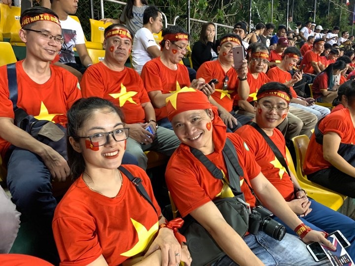 Các CĐV Việt Nam đều rất hào hứng theo dõi trận bán kết lượt đi AFF Cup 2018 giữa Philippines - Việt Nam. Ảnh Khánh Hòa