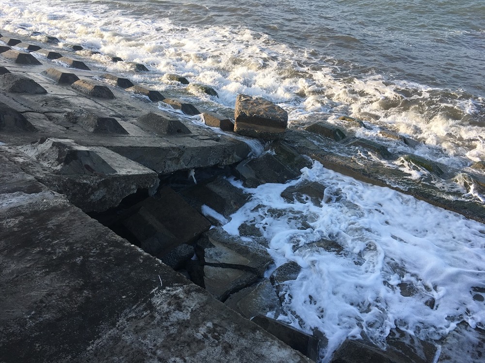 Kè biển Cửa Đại bị sóng đánh sạt lở vào tháng 4.2018. Ảnh: Đ.V
