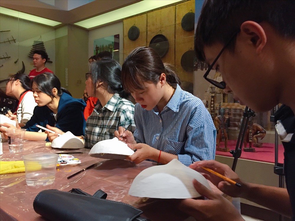 Làng nghề không chỉ đơn thuần là nơi chế tác ra các sản phẩm thủ công truyền thống mà còn là nơi lưu giữ và trao truyền tinh hoa văn hóa qua nhiều thế hệ. Và cũng chính nơi đây đã sản sinh, bảo lưu những tinh hoa nghệ thuật và kỹ thuật truyền từ đời này sang đời khác, được thể hiện qua bàn tay, khối óc của các thế hệ nghệ nhân tài năng với những sản phẩm mang bản sắc riêng của mình nhưng lại tiêu biểu cho cả dân tộc Việt Nam qua từng giai đoạn lịch sử.