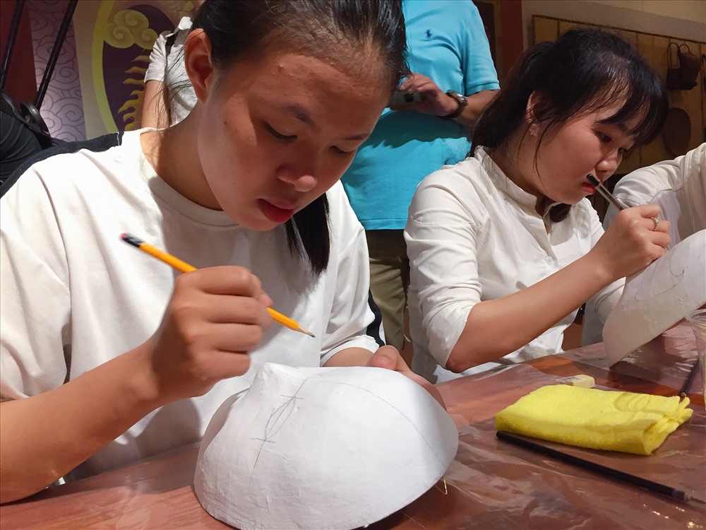 Tuy nhiên có một thực tế rằng, các làng nghề hiện cũng đang phải đối mặt với sự cạnh tranh khốc liệt với các sản phẩm mới. Điều này khiến cho các làng nghề truyền thống ở Việt Nam nói chung và xứ Quảng nói riêng không tránh khỏi mai một dần.