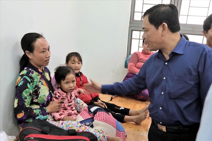 Bộ trưởng Nông nghiệp Phát triển Nông thôn Nguyễn Xuân Cương đến thăm một điểm tránh trú bão trên địa bàn huyện Cần Giờ. Ảnh: Trường Sơn.
