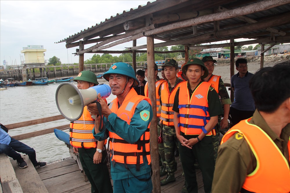 Lực lượng chức năng tuyên truyền người dân tại các lồng bè trồng thủy hải sản Long Sơn vào bờ tránh trú bão