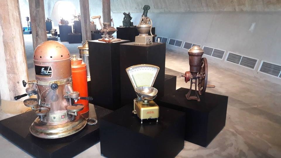 Đến với bảo tàng, du khách có thể tham quan, chiêm ngưỡng những đồ chế biến cà phê có tuổi đời hàng trăm năm tuổi.