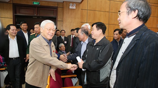 Tổng Bí thư, Chủ tịch Nước Nguyễn Phú Trọng với cử tri quận Ba Đình, Tây Hồ. Ảnh HNP