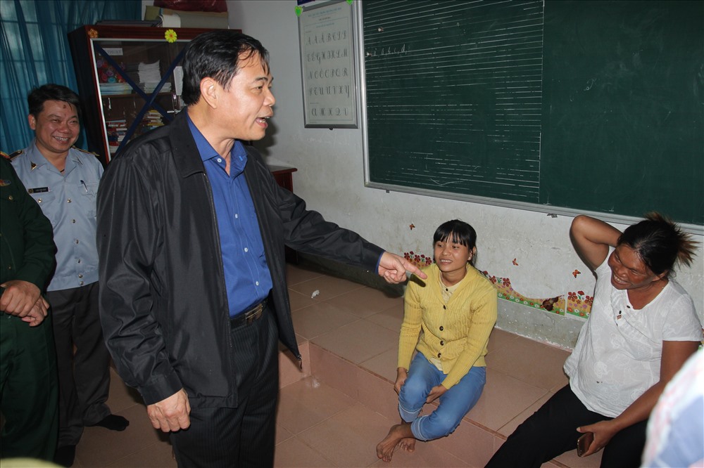 Kiểm tra tại khu vực di dời dân tránh trú bão tại trường Tiểu học Lộc An (huyện Đất Đỏ)