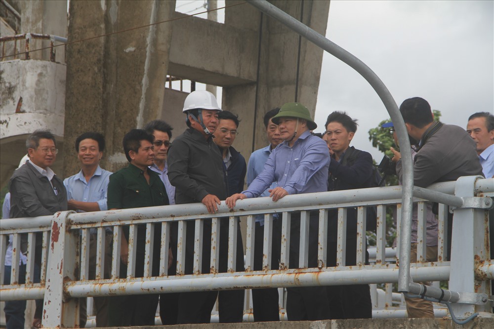 Thứ trưởng Hoàng Văn Thắng, trưởng đoàn công tác của Bộ Nông nghiệp và Phát triển nông thôn kiểm tra công trình thủy lợi tại hồ Sông Sắt.
