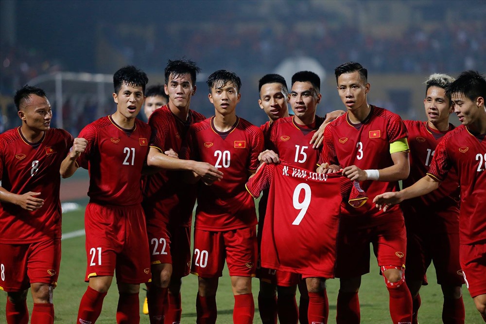 Trọng Hoàng và đồng đội ăn mừng với chiếc áo số 9 của Văn Toàn, cầu thủ dính chấn thương ngay trước trận đấu. Ảnh: Đ.H