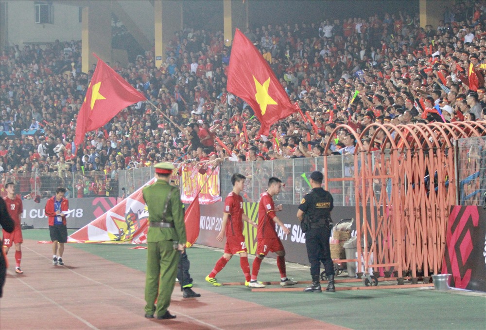 Nhiều khán giả mua vé nhưng không thể vào sân xem ĐT Việt Nam thi đấu. Ảnh: H.A
