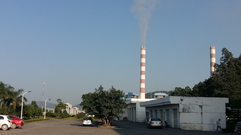 Hai cột ống khói của NMNĐ Quảng Ninh hiện chỉ còn một hoạt động. Ảnh: Nguyễn Hùng