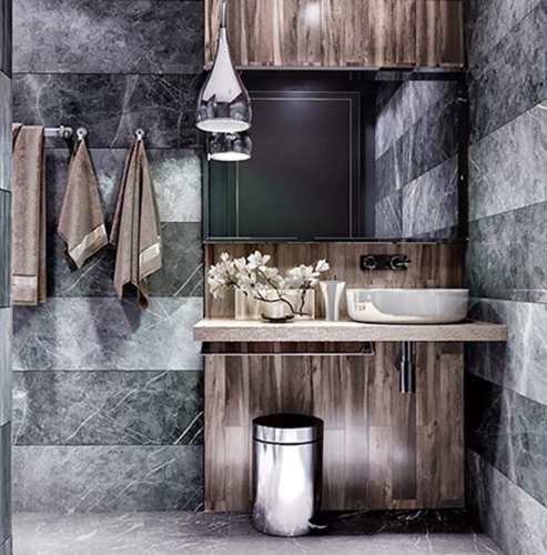 Tủ kệ bằng gỗ tương phản với đá ốp hoa cương giúp phòng tắm vừa có cảm giác sang trọng pha lẫn chút đơn giản cổ điển. Ảnh: Alonhadat.