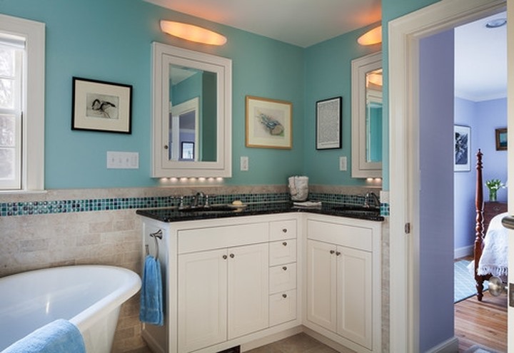 Tường màu xanh trứng sáo, kết hợp với màu đen của chiếc bàn đá trong góc phòng sẽ đem lại cảm giác cực kỳ mới lạ cho không gian nhà tắm của bạn. Ảnh: Homestratosphere.