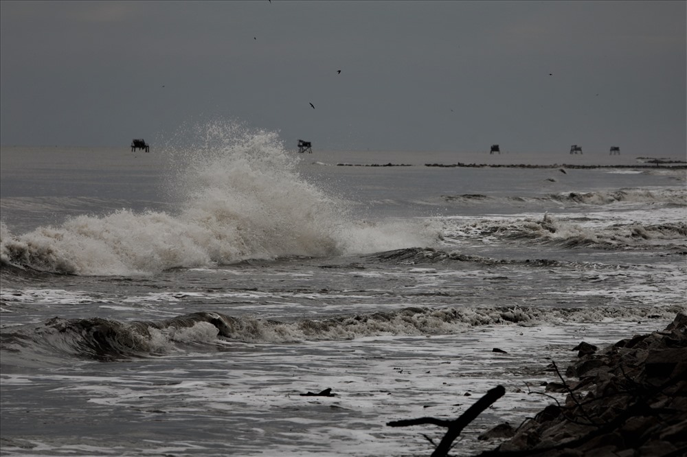 Tại bờ biển 30/4 thuộc thị trấn Cần Thạnh, sóng lớn đánh liên tiếp vào bờ. Ảnh: Trường Sơn
