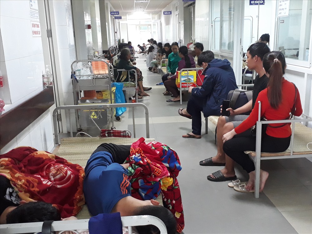 Ghi nhận vào ngày 25.11, tại Khoa Y học nhiệt đới (Bệnh viện Đà Nẵng), các phòng bệnh từ tầng 1 đến tầng 3 bệnh nhân nhập viện điều trị bệnh sốt xuất huyết tăng rất nhiều.