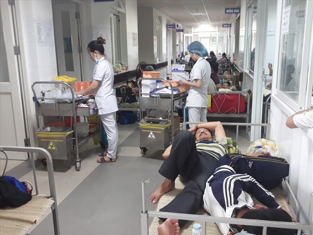 Ngoài ra, khu vực hành lang Khoa Y học nhiệt đới, do bệnh nhân tăng đột biến nên các y bác sĩ cũng đã bố trí giường bệnh tại khu vực này để bệnh nhân nằm điều trị.