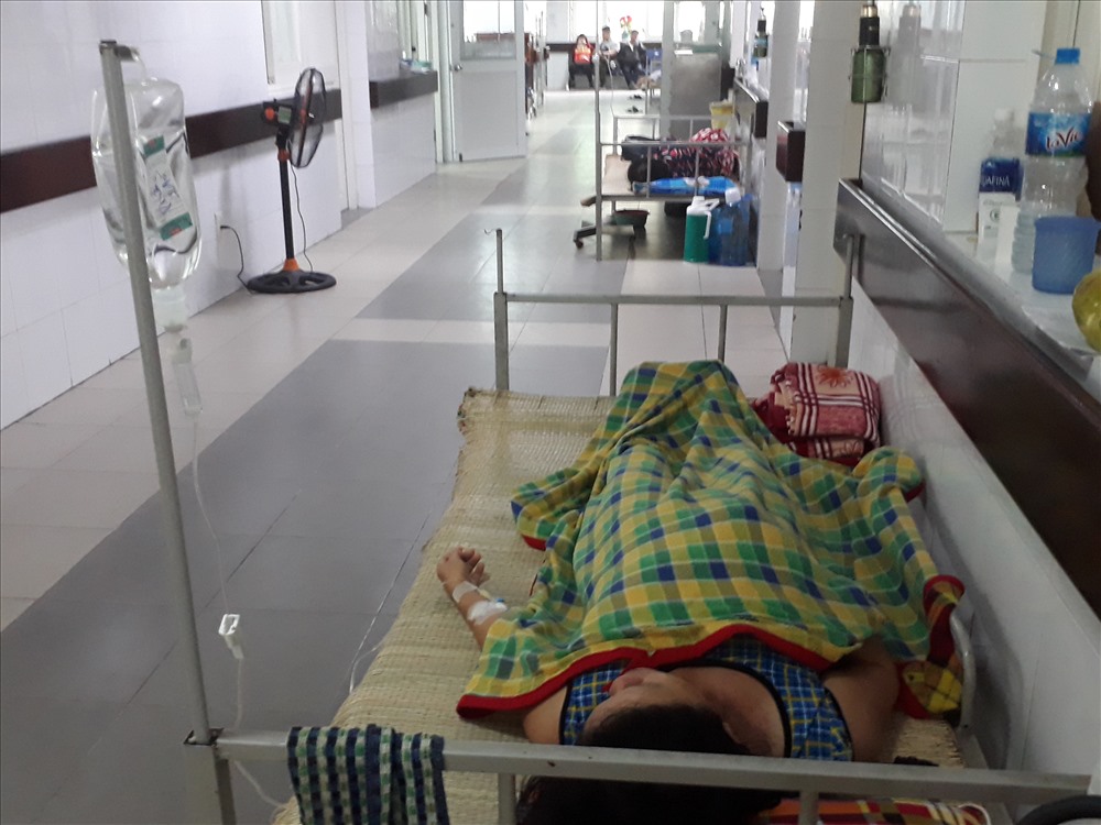 Một bệnh nhân ở xã Điện Phước, thị xã Điện Bàn, tỉnh Quảng Nam bị sốt xuất huyết điều trị tại Khoa y học nhiệt đới bệnh viện Đà Nẵng được 3 ngày nay.