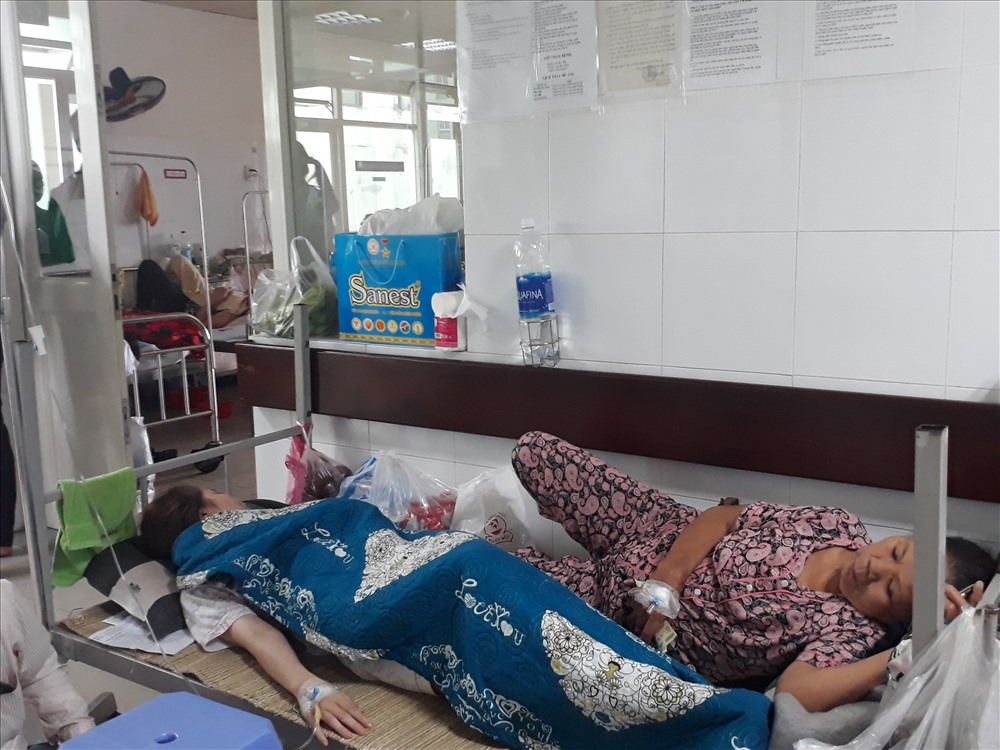 Các bác sĩ phải bố trí giường bệnh dọc hành lang các phòng bệnh để điều trị cho các bệnh nhân.
