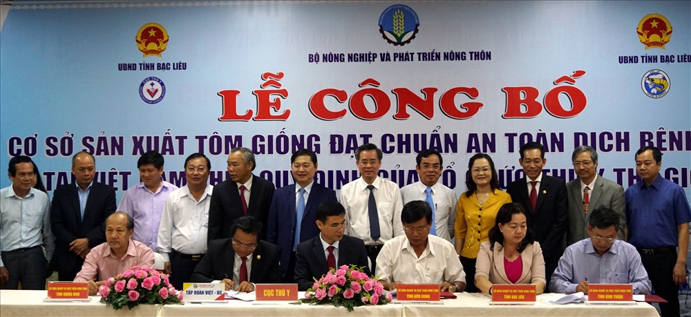 Đại diện các Sở NNPTNT khu vực ĐBSCL ký thỏa thuận hợp tác với Tập đoàn Việt úc trong việc sản xuất cung cấp tôm giống theo chuẩn OIE (ảnh Nhật Hồ)