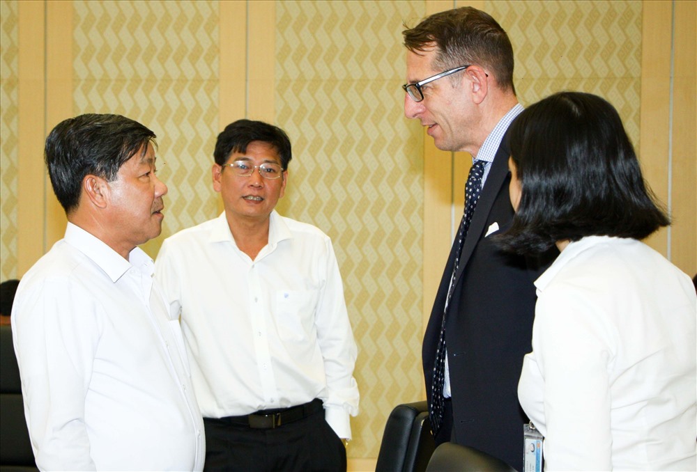 Từ trái qua, ông Trần Thanh Liêm - Chủ tịch UBND tỉnh và ông Mai Hùng Dũng - Phó Chủ tịch thường trực UBND tỉnh Bình Dương trao đổi với ông Frank-Jürgen Richter - Chủ tịch Horasis.