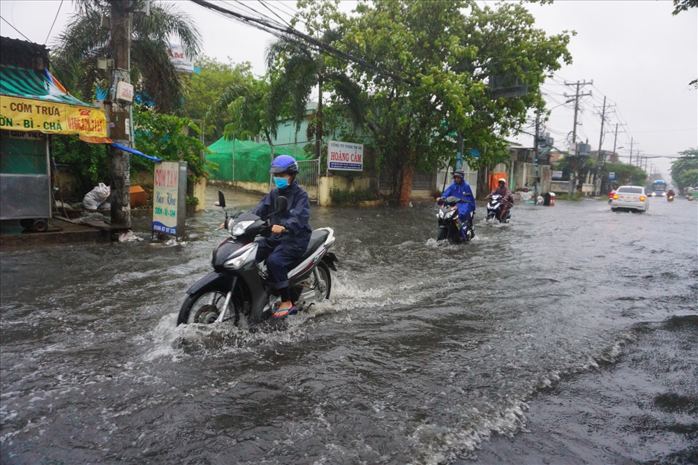 Tính đến chiều hôm nay, lượng mưa ở Cần Giờ đã lên đến 150mm, ở khu trung tâm TPHCM là 50mm... và mưa vẫn đang rất to.