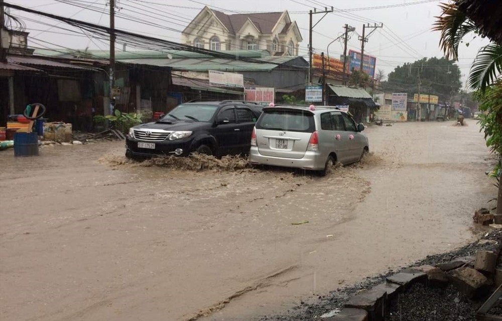 Do ảnh hưởng của bão số 9 tại Bình Dương đang xảy ra mưa lớn khiến một số tuyến đường bị ngập.