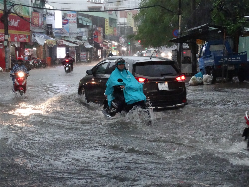 Vào lúc 16 giờ, mưa lớn kèm theo triều cường, một số con hẻm trên đường Nguyễn Hữu Cảnh đã bắt đầu ngập.