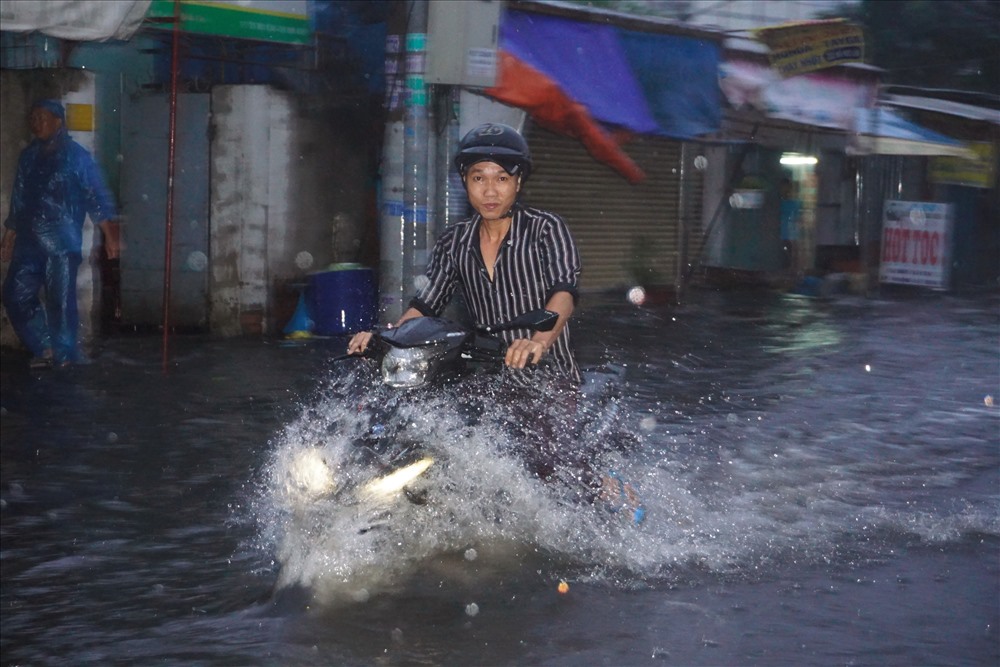 Nước ngập đường Hồ Học Lãm