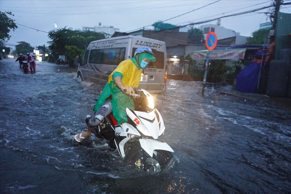 Xe ô tô chạy qua tạo sóng lớn xô ngã người đi đường.