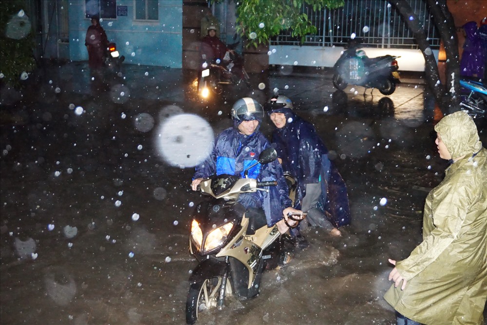 Người đi đường suýt té vì sụp “ổ gà” trên đường Huỳnh Tấn Phát.