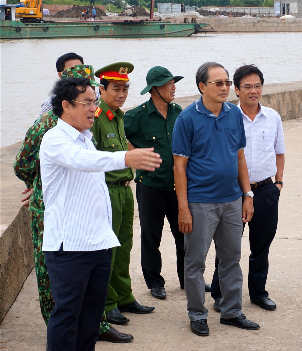 Chủ tịch UBND tỉnh Bạc Liêu Dương Thành Trung (người mặc áo trắng chỉ tay) kiểm tra đoạn cầu Tuân Tức đã từng sạt lở do triều cường (ảnh Nhật Hồ)