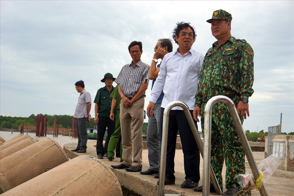 Chủ tịch UBND tỉnh Bạc Liêu Dương Thành Trung (người mặc áo trắng chỉ tay) kiểm tra đoạn kè Nhà Mát, Thành phố Bạc Liêu (ảnh Nhật Hồ)