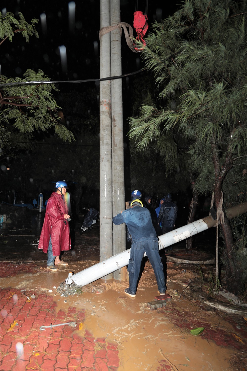 Cột điện trên đường Duyên Hải ngã đổ khiến một phần thị trấn Cần Thạnh mất điện vào tối nay. Ảnh: Trường Sơn
