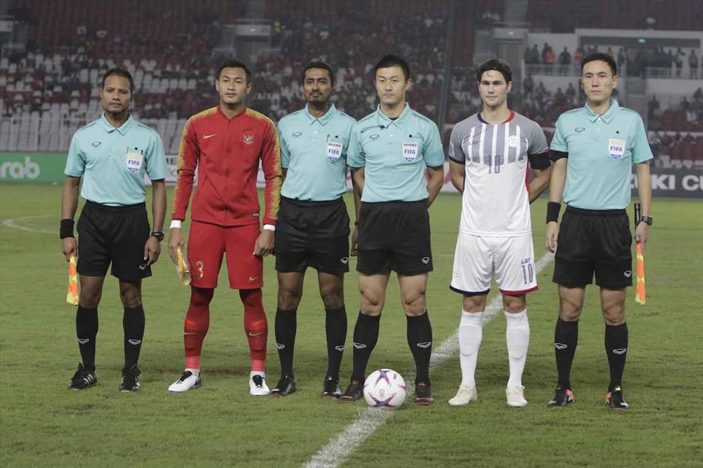 Phil Younghusband (thứ hai từ phải sang) không thể chơi trọn vẹn 90 phút ở trận gặp Indonesia. Ảnh: AFF