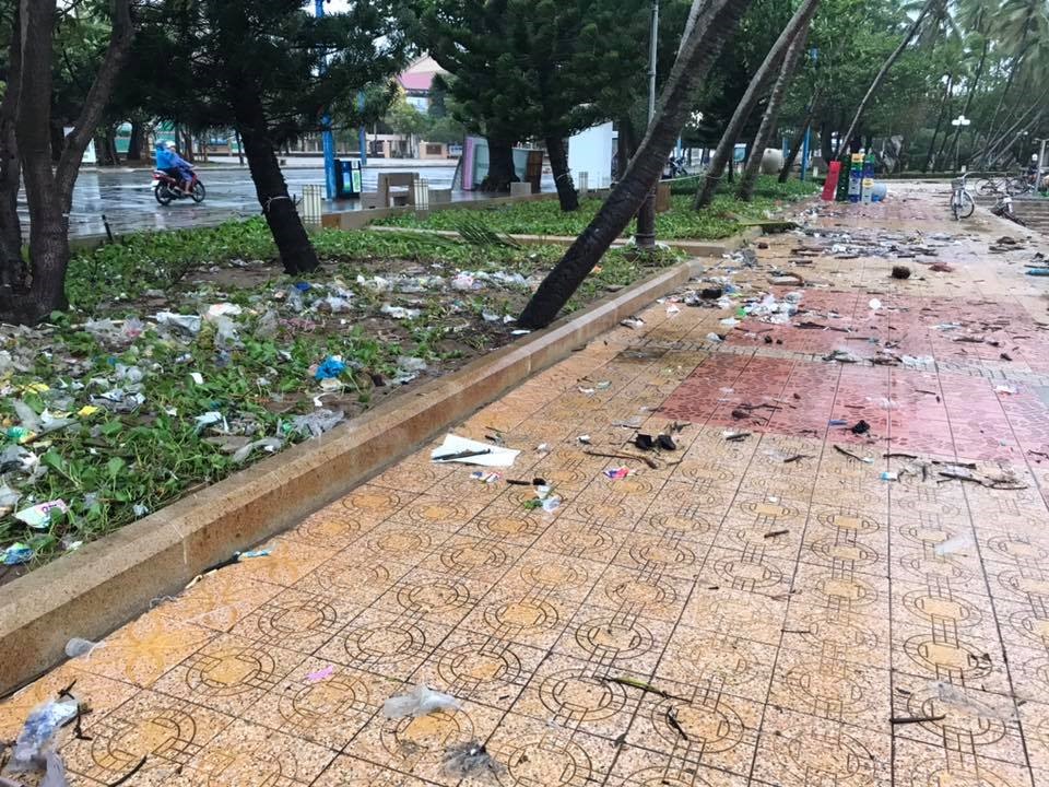 Lối đi dọc công viên cũng đầy rác