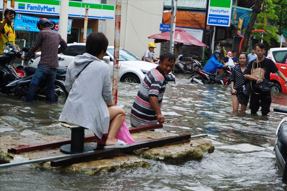 Tình người Sài Gòn trong mưa ngập.